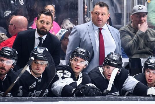 Kings perdem o primeiro jogo desde a demissão do técnico; Avs primeiro a 40 vitórias