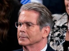 EUA suspendem algumas restrições ao petróleo russo e consideram mais medidas para ‘dessanci-lo’ à medida que os preços sobem