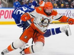 Ducks Radko Gudas foi suspenso por 5 jogos por dar uma joelhada em Auston Matthews