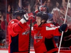 Cole Hutson, do Cap, marca primeiro gol na NHL apesar da estreia