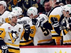 Sidney Crosby marca e auxilia no rebote na queda dos Penguins