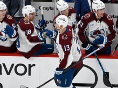 Os Avs se tornam o primeiro time da NHL a chegar aos playoffs, derrotando os Blackhawks