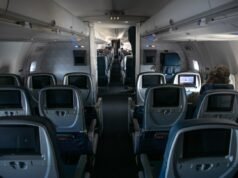 Os passageiros das companhias aéreas usam fones de ouvido da Apple – dizem que são choques