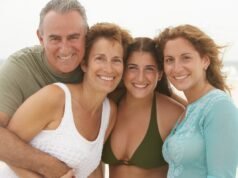 Casal de férias – olhos marejados com quem aparece: ‘Surpresa’