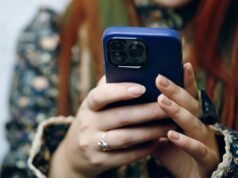 A mulher verifica o Facebook – e é assombrada por uma mensagem antiga que ela nunca viu