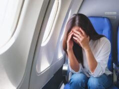 A mulher se imagina no avião – despreparada para o que ouve atrás dela