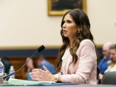 Jaypal traz cidadãos dos EUA presos pelo ICE para confrontar Noem