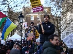 Dezenas de milhares de manifestantes contra a extrema direita em Londres