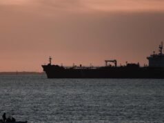 Guerra no Médio Oriente: Trump suspende restrições ao transporte de petróleo por mar