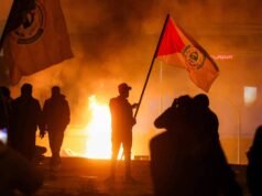 Confrontos eclodiram entre manifestantes e policiais perto da Embaixada dos EUA em Bagdá