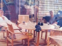 Em um roupão de banho com Epstein: surge uma foto inédita do ex-príncipe Andrew e Peter Mandelson