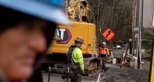 Um juiz do condado de Marion está decidindo que o imposto sobre a gasolina pode permanecer na votação das primárias de maio por enquanto