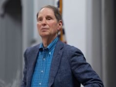 O senador Wyden falou sobre os efeitos da guerra no Irã, a Lei SAVE no cenário nacional