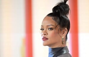 Mulher que supostamente atirou na casa de Rihanna é acusada de tentativa de homicídio