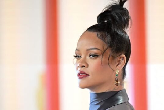 Mulher que supostamente atirou na casa de Rihanna é acusada de tentativa de homicídio