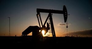 Preços do petróleo sobem apesar da decisão de Trump de alienar o Irão