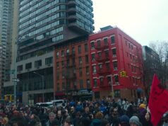 Homem é preso em Nova York por supostamente atirar explosivos em protesto de extrema direita