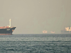 Apesar dos confrontos, quase 90 navios passam pelo Estreito de Ormuz, o Irã continua o fluxo de petróleo