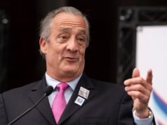 USPS planeja nova sobretaxa de remessa enquanto postmaster alerta sobre crise de dinheiro