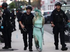 Gás lacrimogêneo, prisões em protesto ‘No Kings’ em Los Angeles perto de prisão federal