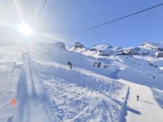 Uma pessoa morreu depois que o teleférico bateu em uma estação de esqui na Suíça