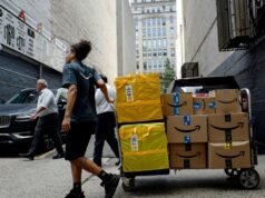 Idosa recebe mais de 100 pacotes da Amazon que não encomendou