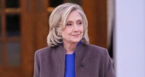 O vídeo mostra Hillary Clinton explodindo no Partido Republicano por causa de uma foto não oficial de Bobert durante o depoimento de Epstein