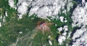 Fotos de reconhecimento de satélite da erupção vulcânica em 13 de março de 2026