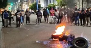 Protestos, tensão na Câmara dos Comuns e aumento da política salarial el intransigente