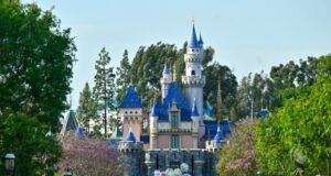 Novo CEO da Disney, Josh D’Amaro, aborda preços dos parques temáticos