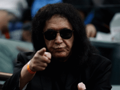 As celebridades deveriam “calar a boca” sobre política.