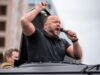 Alex Jones avisa que está vendo o administrador de Donald Trump ‘afundar’ e ‘morrer’