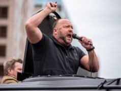 Alex Jones avisa que está vendo o administrador de Donald Trump ‘afundar’ e ‘morrer’