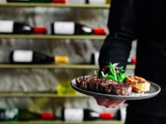 Um gerente leva uma assistente para o almoço de um cliente – é chocante o que ela pede