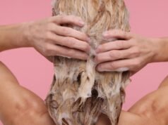 O cabelo da mulher fica cada vez pior – até que ela olha para a banheira