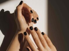 Os compradores dizem que este esmalte de US $ 10 da Sally Hansen é uma alternativa em gel que dura “duas semanas sem lascar”.