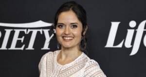 Danica McKellar apoia Val Chmerkovskiy na turnê Dancing With The Stars