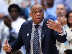 Carolina do Norte não planeja demitir Hubert Davis: relatório