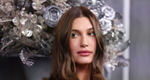 Hailey Bieber combina sua saia midi de couro com esse básico de tricô