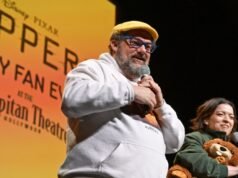 Os dubladores de ‘Hoppers’ da Pixar, Bobby Moynihan e Piper Karda, acenam com a cabeça para Beaverton
