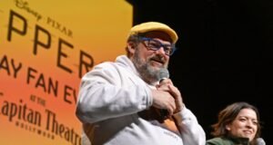 Os dubladores de ‘Hoppers’ da Pixar, Bobby Moynihan e Piper Karda, acenam com a cabeça para Beaverton
