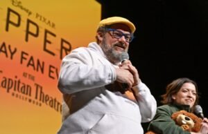 Os dubladores de ‘Hoppers’ da Pixar, Bobby Moynihan e Piper Karda, acenam com a cabeça para Beaverton