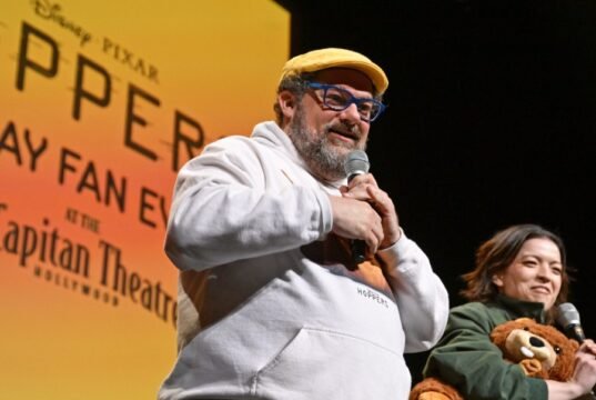 Os dubladores de ‘Hoppers’ da Pixar, Bobby Moynihan e Piper Karda, acenam com a cabeça para Beaverton