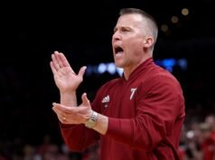 A equipe do torneio da NCAA perde o técnico menos de 24 horas após a eliminação na primeira rodada