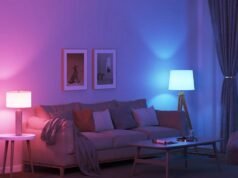 Você pode obter um pacote de quatro lâmpadas inteligentes Govee que mudam de cor por apenas US $ 27