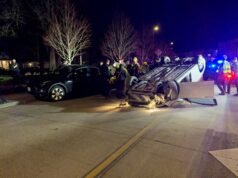 Um carro capotou após um acidente em Hillsboro na noite de domingo