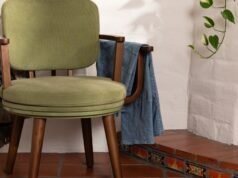 Esta cadeira oferece um lar para roupas meio usadas