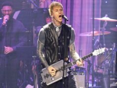 Fã do MGK cai em buraco no palco em show em Londres