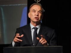 Miguel Ángel Pichetto defende Cristina Kirchner e lembra que Miley queria privatizá-la em La Basis Politiques El Intransigent.