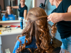 Tia milenar pergunta à sobrinha o que ela vai vestir no baile – não está pronta para uma resposta